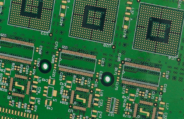 ¿Cómo agregar impresión en seda a dispositivos SMT en el diseño de PCB?