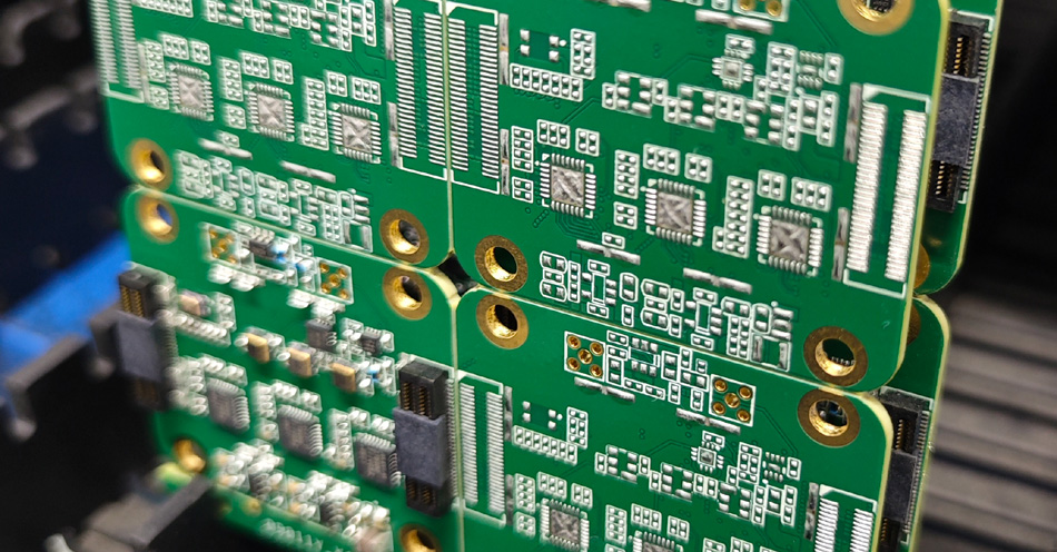 ¿Cómo afecta la gestión de adquisiciones en una fábrica de PCBA a los costos generales?